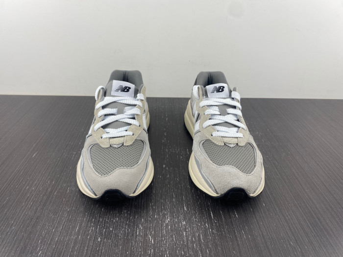 new Ba1an*e 57/40 grey day m5740ta